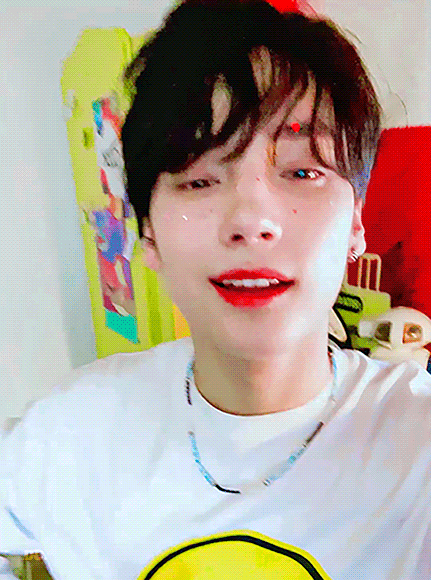 빅히트 이 변태놈들 투바투 얼굴에 키라키라한 스티커를 붙여놓다니 | 인스티즈