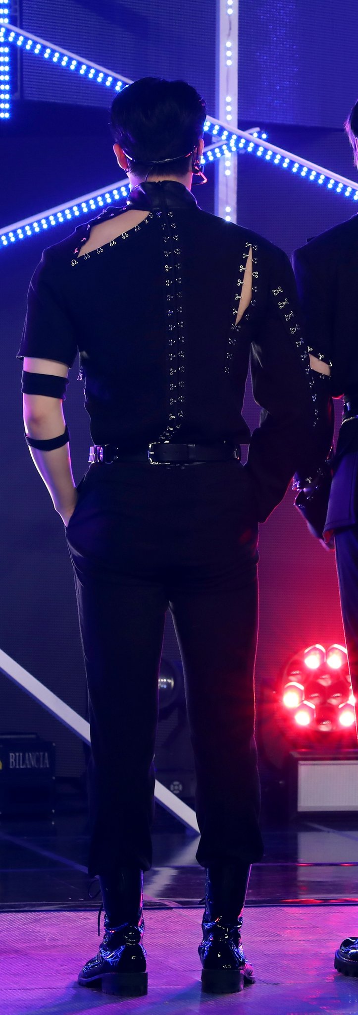 벨트 거꾸로 메고 무대하는 아이돌 처음봐 | 인스티즈