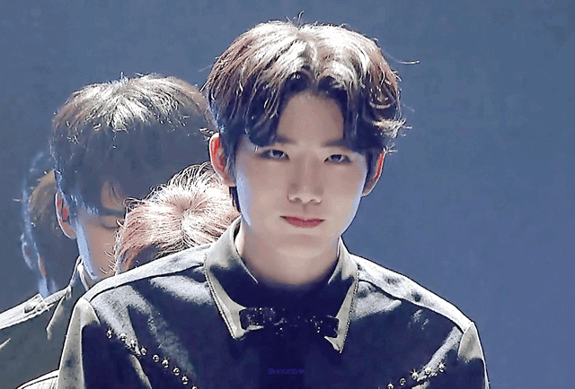 준규 웃으면 팔자주름이랑 보조개 한 쪽 쏙 들어가는 거 넘좋이야ㅠㅠ | 인스티즈