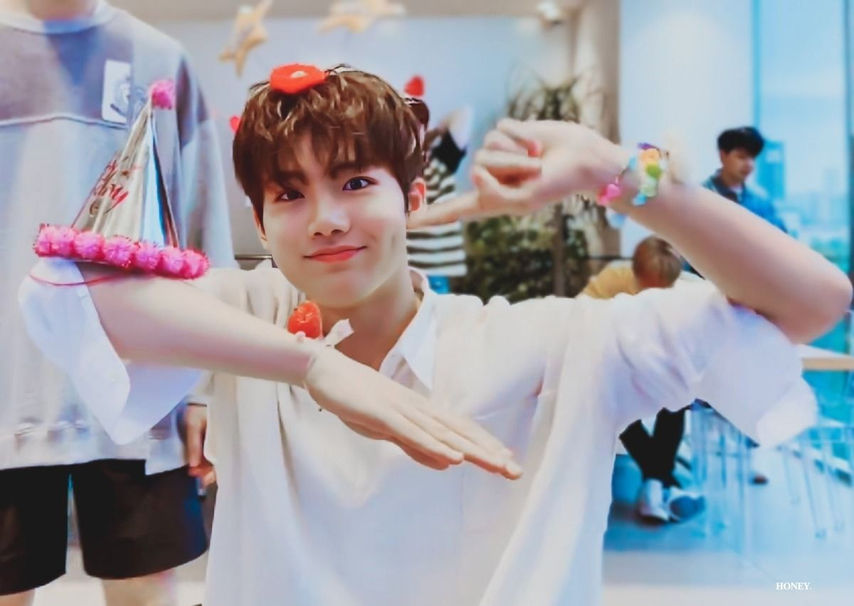 준규 웃으면 팔자주름이랑 보조개 한 쪽 쏙 들어가는 거 넘좋이야ㅠㅠ | 인스티즈