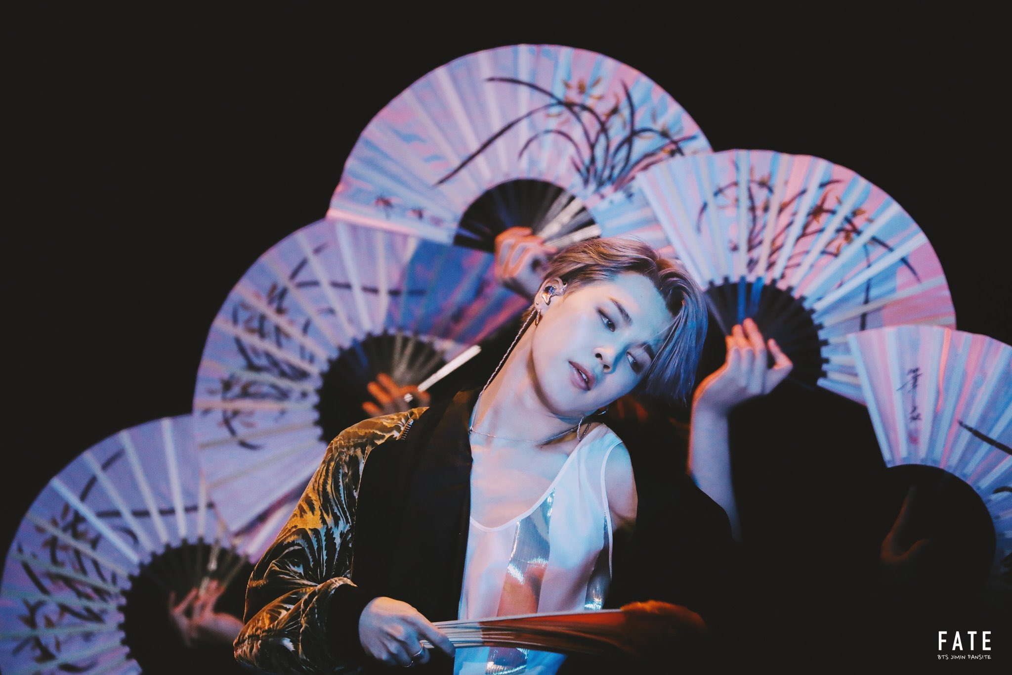 박지민 한복만 입으면 레전드 찍네 | 인스티즈