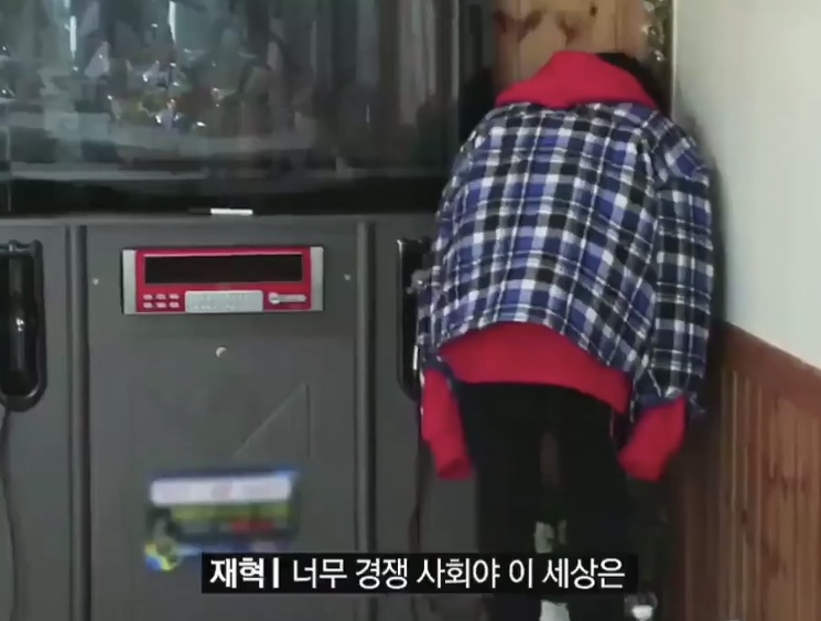 세상이 너무 경쟁사회라고 각박하다고 투덜투덜인데 멤버가 안으면서 달래주는거 개귀여워😭😭 | 인스티즈