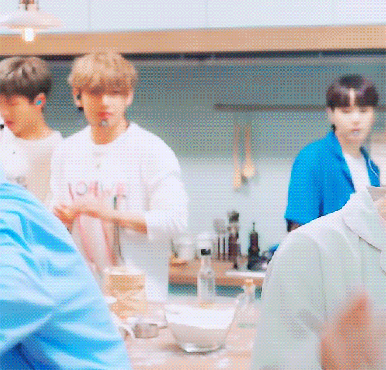 방탄 지민 노래 부르다가 왜 이러고 있는거야ㅋㅋㅋㅋㅋㅋ | 인스티즈