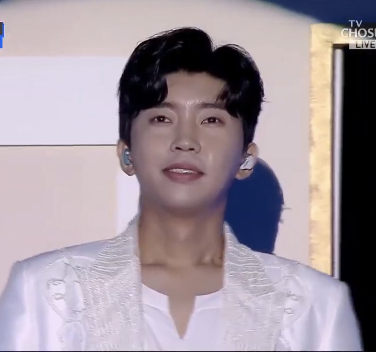 [OnAir] 영웅오빠 쇄골에 잠겨서 죽을래용~💙 | 인스티즈