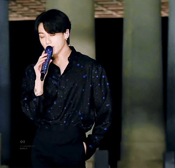 방탄 정국 한쪽 주머니에 손넣고 눈감고 노래부르는데 언뜻 보이는 타투 | 인스티즈