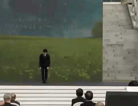 강다니엘ㅋㅋㅋ 걸어가는걸 지켜보는 높은 분들... | 인스티즈