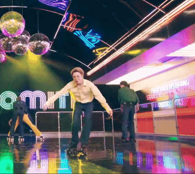 방탄 슈가 뷔랑 제이홉 롤러 타는거 보고 웃는거봨ㅋㅋㅋㅋㅋㅋㅋㅋㅋㅋㅋㅋㅋ | 인스티즈