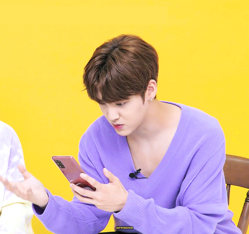 송유빈 이 유교강쥐 브이넥이 너무 파였어!!!! | 인스티즈