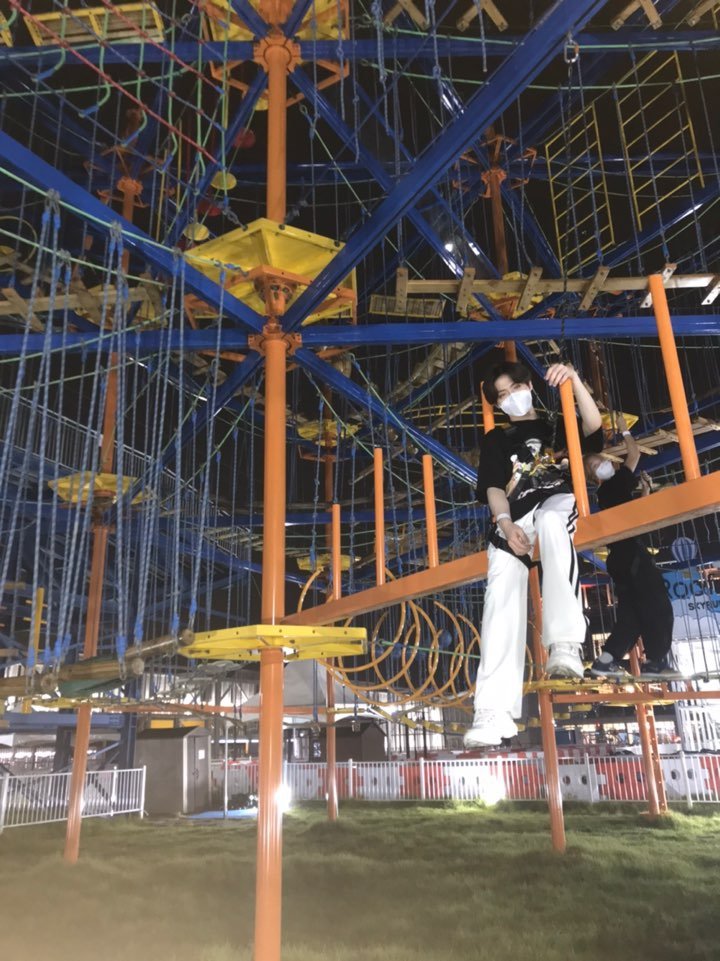 이럴거면 걍 같이 찍으라고 왜 서로의 사진에 심령사진처럼 나오는데ㅋㅋㅋㅋㅋㅋㅋㅋㅋㅋㅋㅋ | 인스티즈