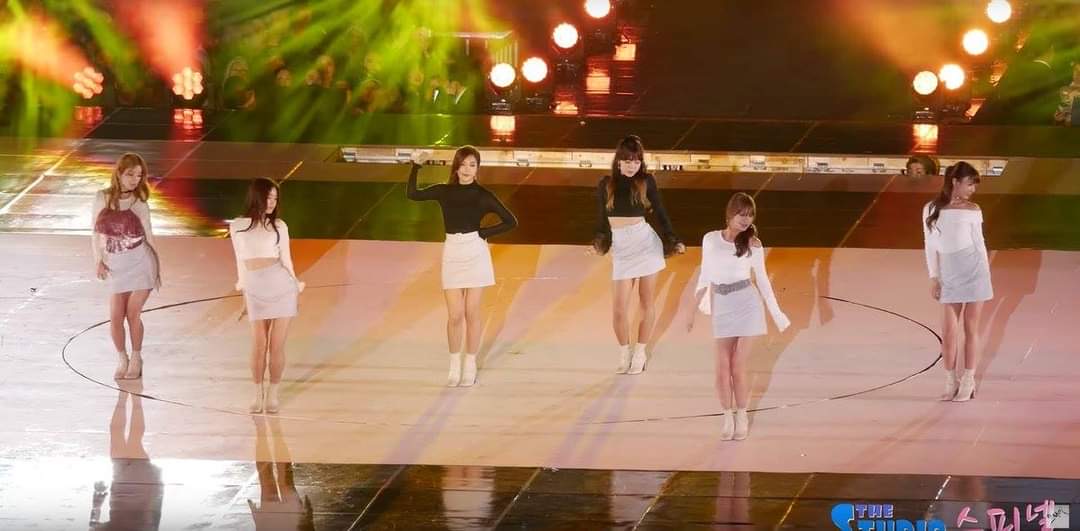 에핑 무대 중에 리프트 아래에서 대기하는 인피니트 내 웃음버튼임 | 인스티즈