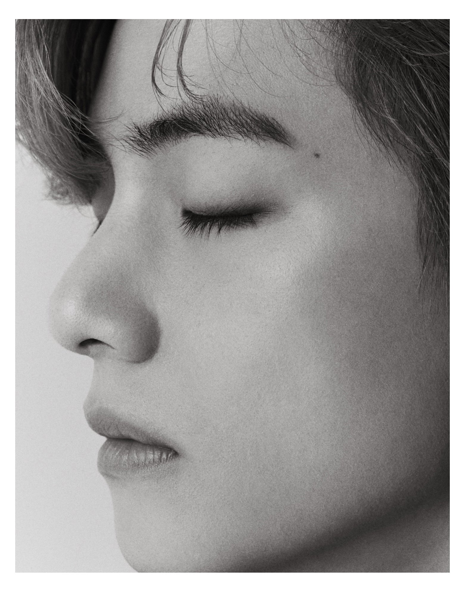 방탄 뷔 방금 속눈썹 하나하나 눈썹 결 작은 점까지 다보이는 사진 올려줌...... | 인스티즈