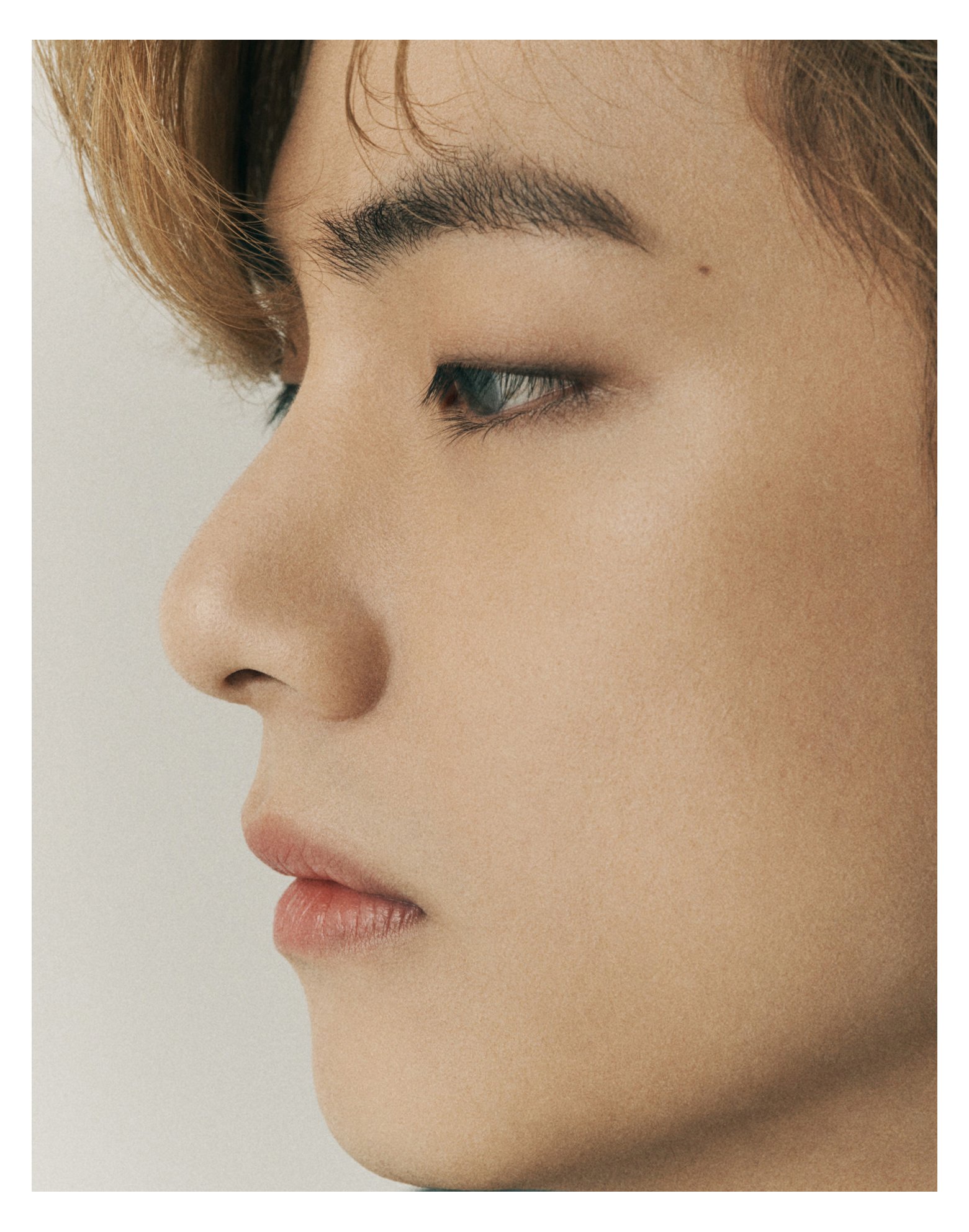 방탄 뷔 방금 속눈썹 하나하나 눈썹 결 작은 점까지 다보이는 사진 올려줌...... | 인스티즈