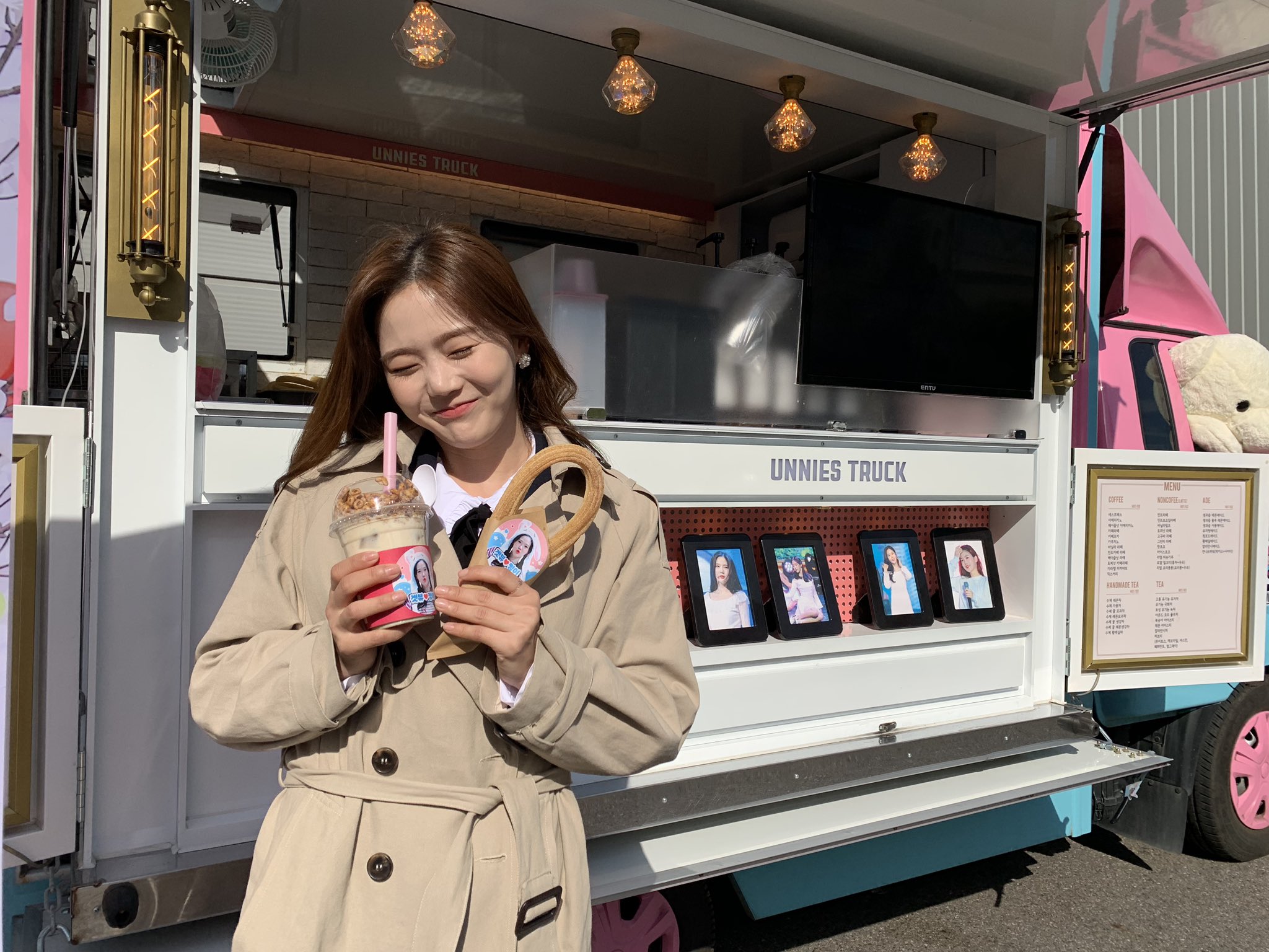 아 최효정 팬들이 보낸 커피차 인증해준거봐 ㅠㅠㅠ개귀여워 | 인스티즈