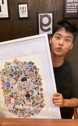 미친 군대에서 팬들한테 받은 편지 우표 하나하나 모아서 액자로 만들었대 | 인스티즈