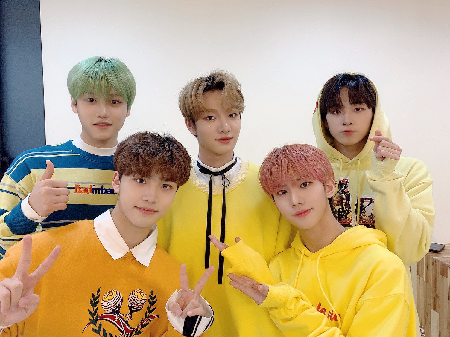 노랑색을 좋아하는 멤 생일이라 다같이 노란옷 입었는데 좋아하는 색이 바껴서 이젠 노랑색 아니래 | 인스티즈