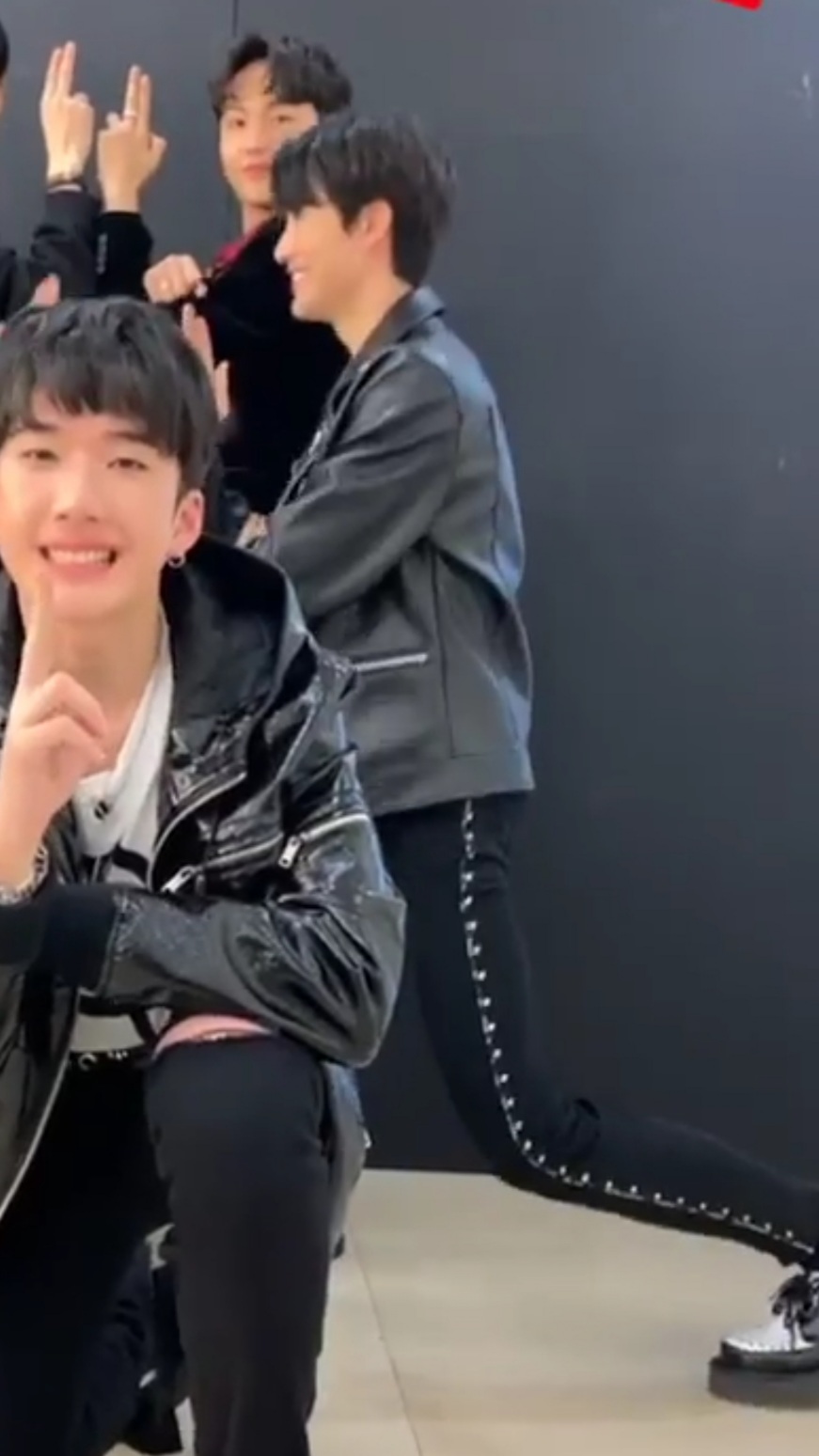 트레저 준규 다리 라인봐 | 인스티즈