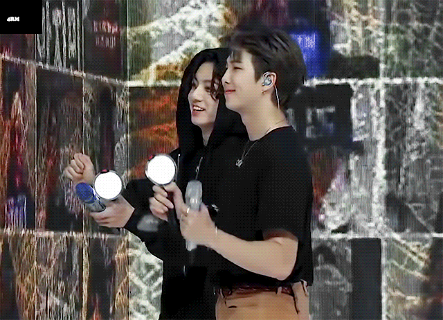 방탄 알엠 남준아 결혼하자 슬로건 든 아미 발견하고 부끄웃음 터진겈ㅋㅋㅋ | 인스티즈