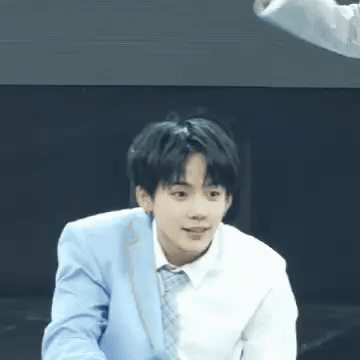 내 본 무대 의상 너무 프듀 재질이라 볼 때마다 웃김 | 인스티즈