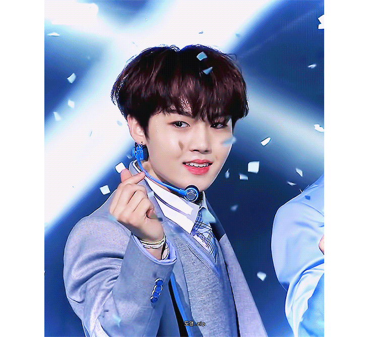 내 본 무대 의상 너무 프듀 재질이라 볼 때마다 웃김 | 인스티즈