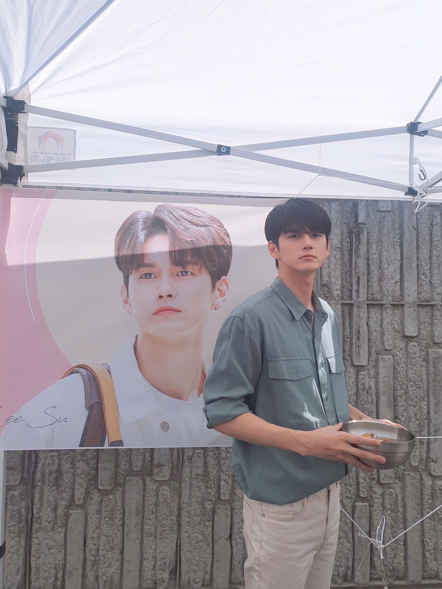 옹성우 서포트 인증해줄때마다 사진하고 포즈똑같이하는겈ㅋㅋㅋ | 인스티즈