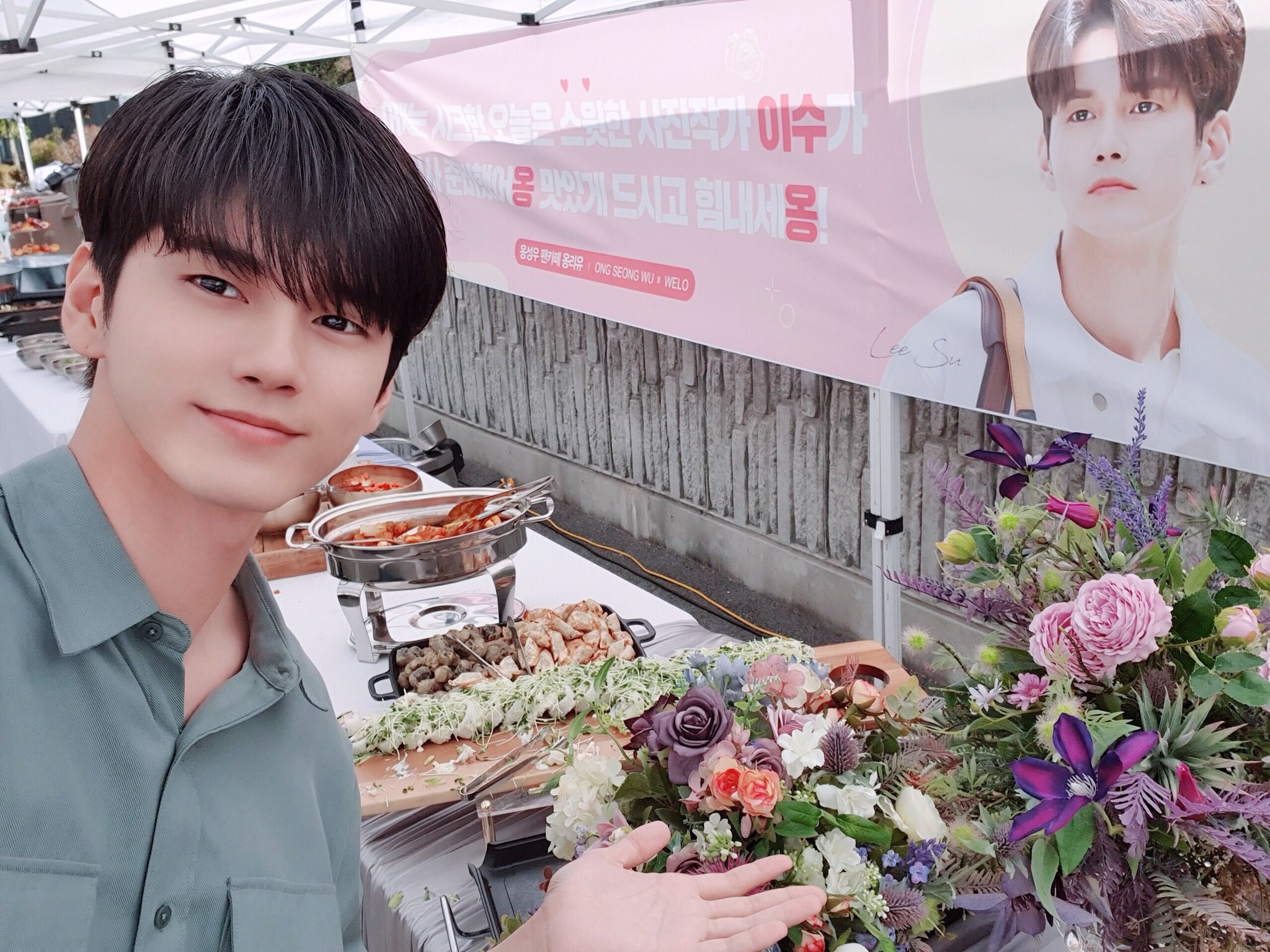 옹성우 서포트 인증해줄때마다 사진하고 포즈똑같이하는겈ㅋㅋㅋ | 인스티즈