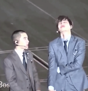 카이 안무 틀려서 우니까 엑소 형아들이 달래주는거ㅋㅋㅋㅋㅋㅋㅋ | 인스티즈