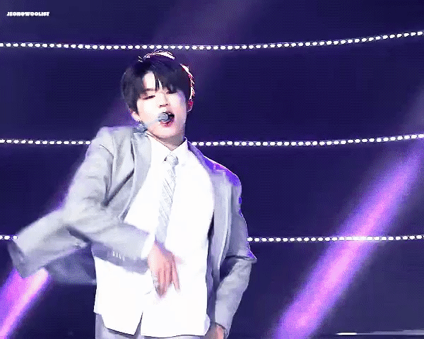 내 본 무대 의상 너무 프듀 재질이라 볼 때마다 웃김 | 인스티즈