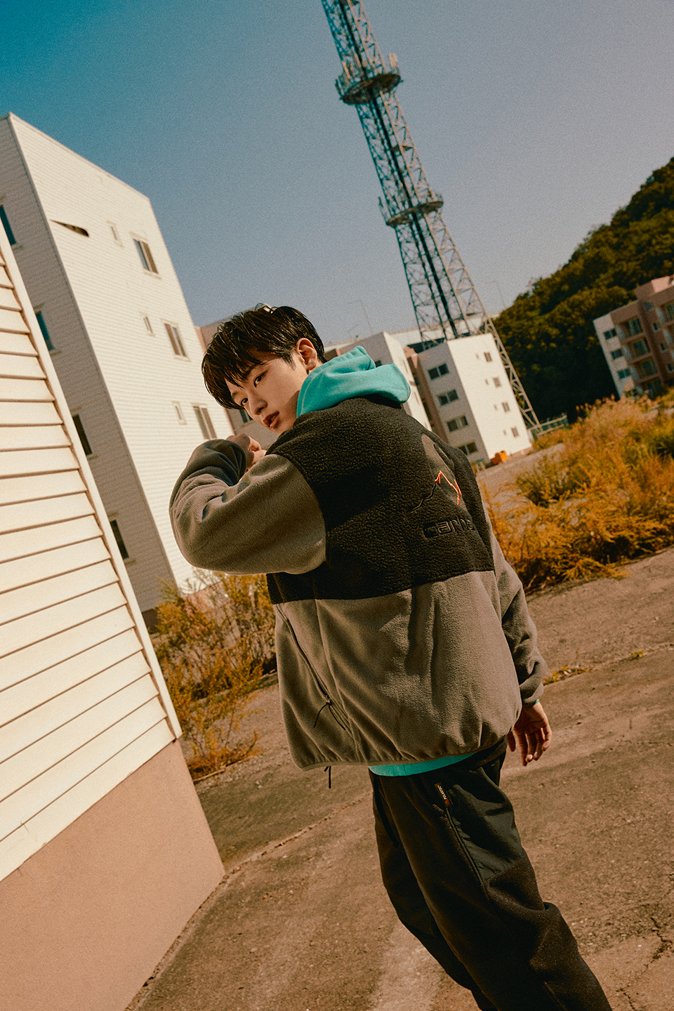 요즘 더보이즈 칼하트 많이 입길래 우스갯소리로 모델 아녀? 했는데... ~걍 시즌 모델 or 화보일수도 있대~ | 인스티즈