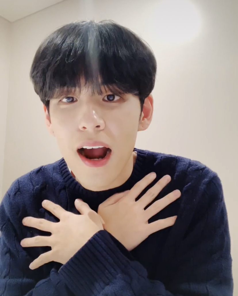 [잡담] 데이식스 원필 표정 ㄹㅇ 귀여워.. 이게 다 한 브이앱에서 나온 표정ㅋㅋㅋㅋㅋㅋㅋㅋㅋㅋㅋㅋㅋㅋ | 인스티즈