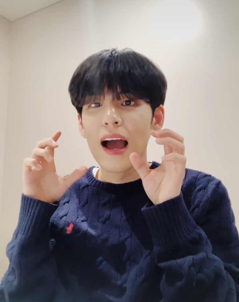 [잡담] 데이식스 원필 표정 ㄹㅇ 귀여워.. 이게 다 한 브이앱에서 나온 표정ㅋㅋㅋㅋㅋㅋㅋㅋㅋㅋㅋㅋㅋㅋ | 인스티즈