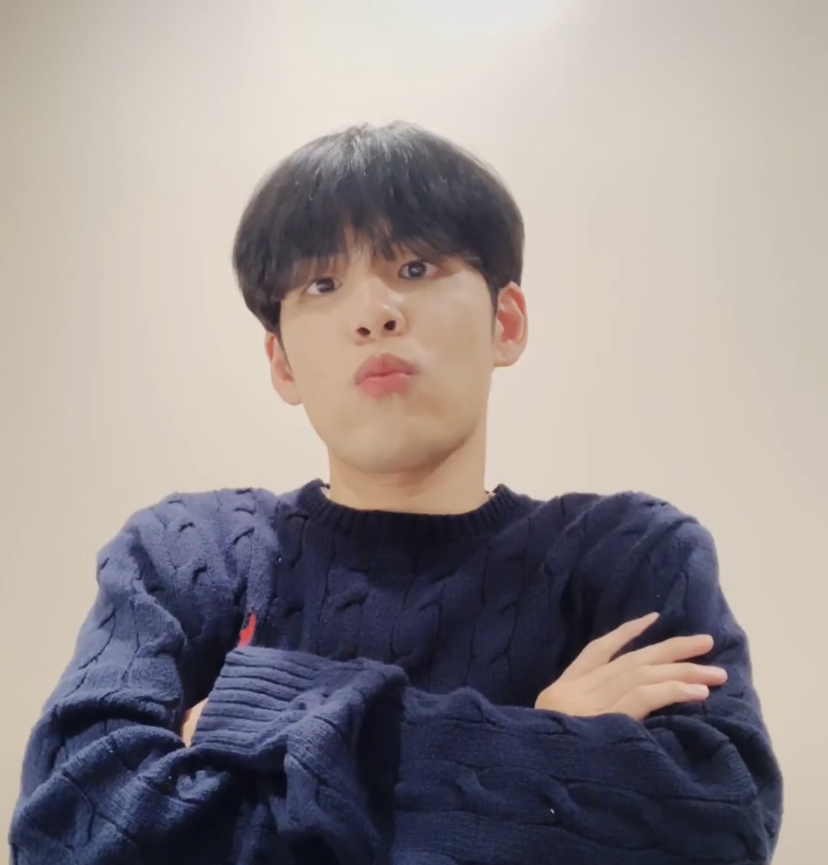 [잡담] 데이식스 원필 표정 ㄹㅇ 귀여워.. 이게 다 한 브이앱에서 나온 표정ㅋㅋㅋㅋㅋㅋㅋㅋㅋㅋㅋㅋㅋㅋ | 인스티즈