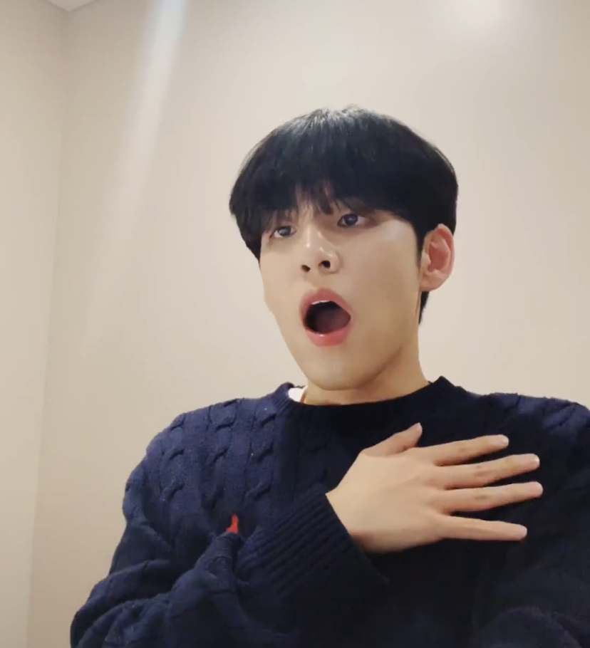 [잡담] 데이식스 원필 표정 ㄹㅇ 귀여워.. 이게 다 한 브이앱에서 나온 표정ㅋㅋㅋㅋㅋㅋㅋㅋㅋㅋㅋㅋㅋㅋ | 인스티즈