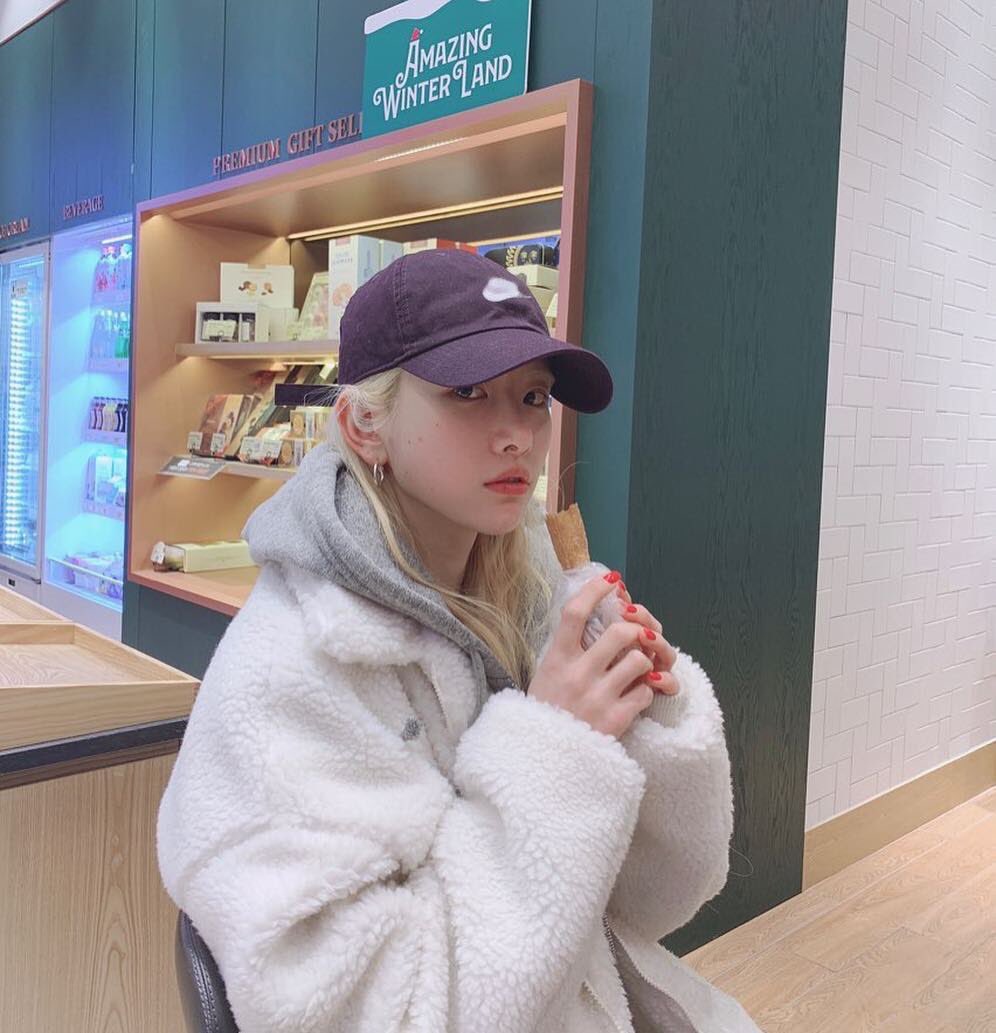 [잡담] 오랜만에 볼캡 설아 보자!!!!! 대체 집에 볼캡 몇 개일까... | 인스티즈