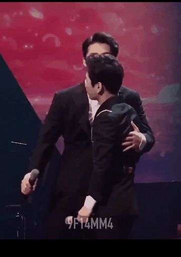 다른 사람 품에 앵겨있는 박기훈 ㅋㅋㅋㅋㅋ (with 타팀 싱어들) | 인스티즈