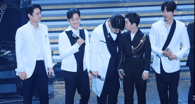 다른 사람 품에 앵겨있는 박기훈 ㅋㅋㅋㅋㅋ (with 타팀 싱어들) | 인스티즈