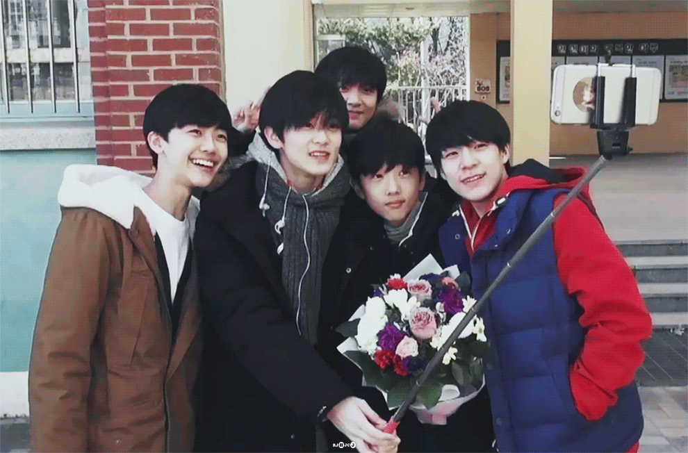 [잡담] 지성이 초등학교 졸업식때 셀카 찍는 갓기들 | 인스티즈