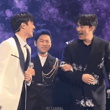 모두들 타팀 막내즈 사이에 팔짱 끼고 서있는 바끼훈을 봐주세요 | 인스티즈