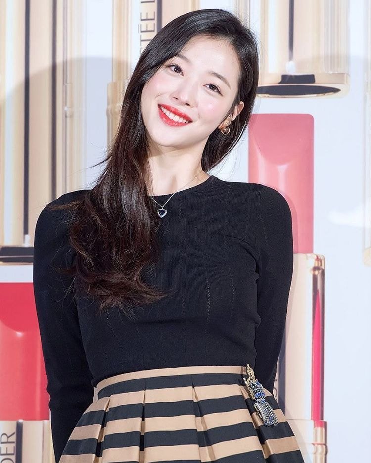 [잡담] 지극히 내 기준 연예인 중에 어릴 적 사진 예쁘기로 원탑인 것 같은 여돌,,, | 인스티즈