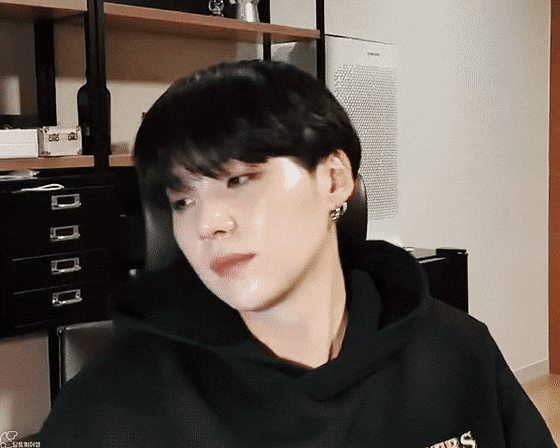 [잡담] 머글일때 주변에 슈가 좋아하는 친구들이 왜이렇게 많나 생각했는데 | 인스티즈