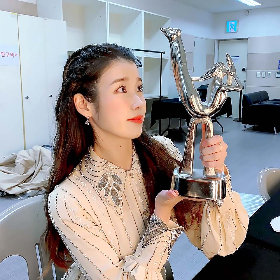 [잡담] 아이유 이사진 진짜 지브리같음 | 인스티즈