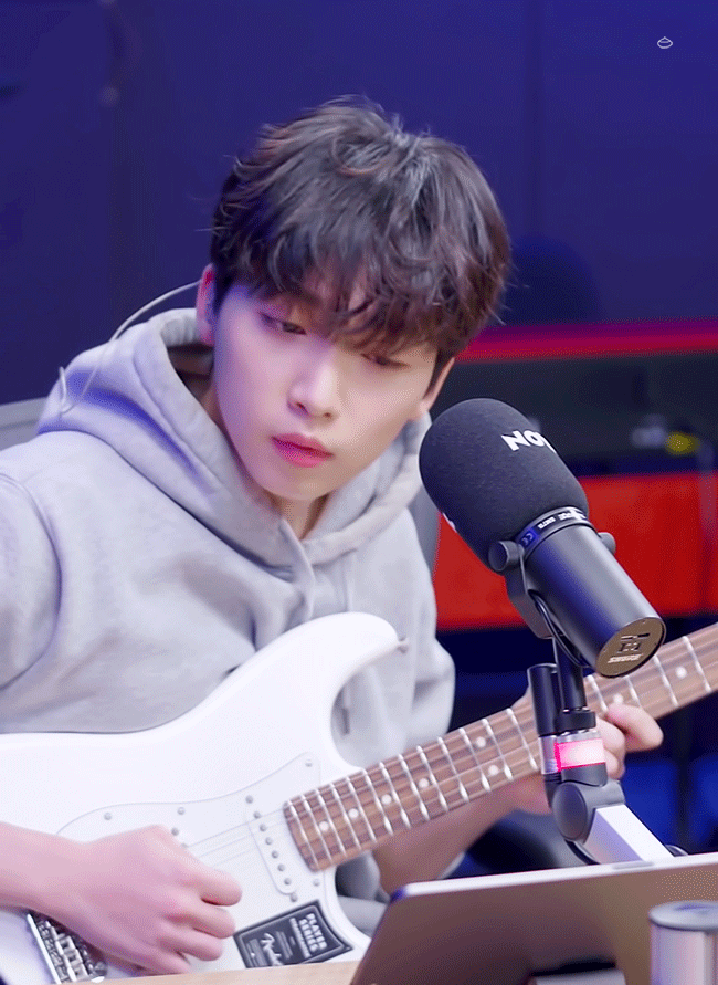 [잡담] 일렉기타 사운드 좋아하는 모든 익들이 이 노래를 알아갔으면 좋겠어.. | 인스티즈