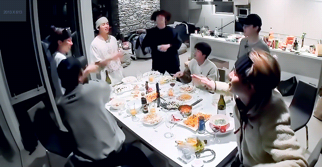 [잡담] 방탄 최근에 슈가집에 다 같이 모여서 갠곡 만든거 들려주면서 춤 추고 놀았대 | 인스티즈