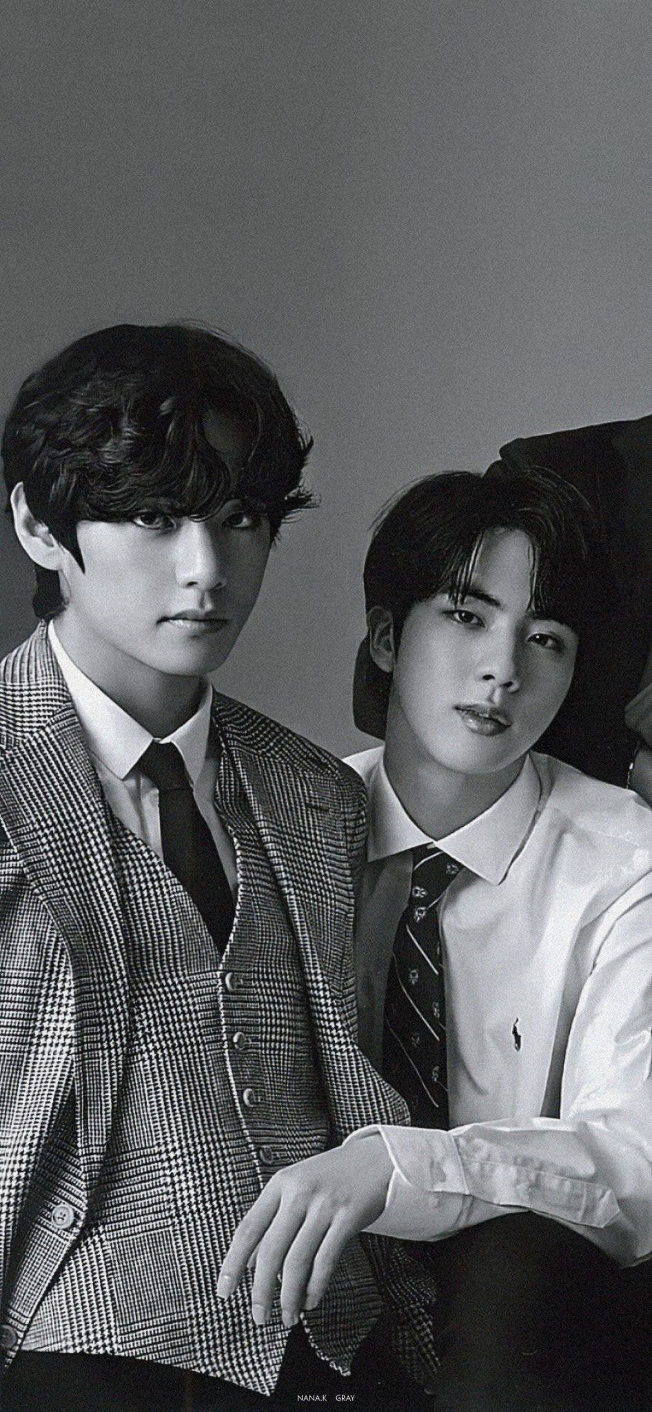 [잡담] 방탄 진 옆에 뷔 있으니까 그래도 애기 티가 더 난다 | 인스티즈