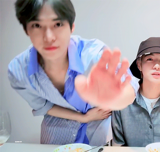 [잡담] 도영 셔츠... 브이앱 끄다가 이런거야? | 인스티즈