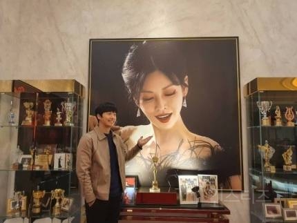 [종합] 배우 이상우, 국내 최고의 소프라노 천서진 대형액자 앞에서 사진 찍어.. | 인스티즈