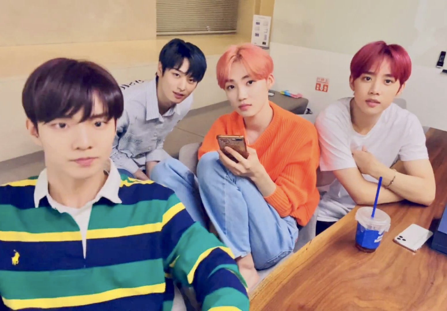 [잡담] 더보이즈 저화질짤 줍고있늠데 그냥 넘 잘생겼다 | 인스티즈