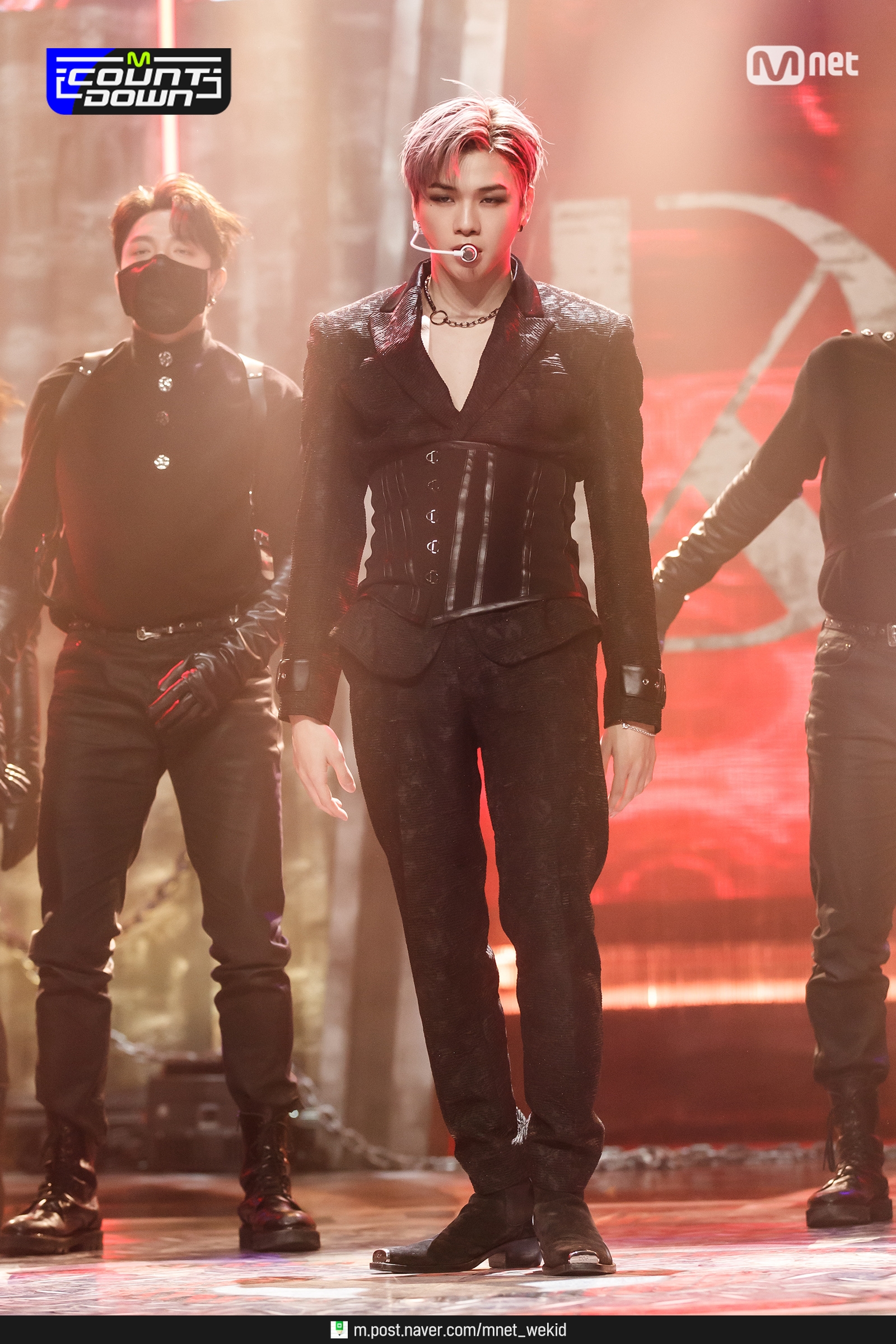 [잡담] 강다니엘이 허리만 조이면 빙글 돌아버리는 사람 등장 | 인스티즈