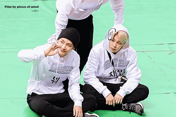 [잡담] 방탄 진 장난치는 지민이랑 뷔 뒷덜미 잡고 들어올리는겈ㅋㅋㅋㅋㅋㅋ | 인스티즈