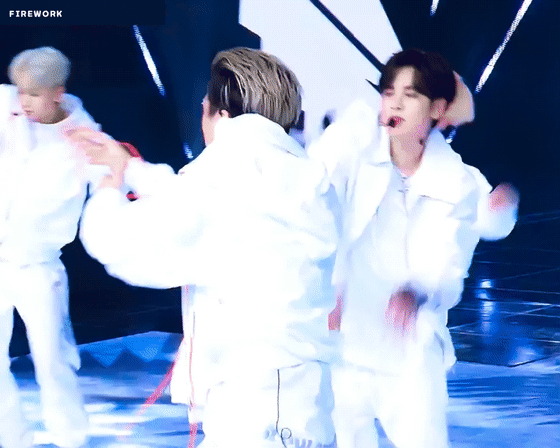 [잡담] 킹덤 무대 도중 활짝 웃는 아이콘 바비 | 인스티즈