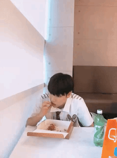 [잡담] 이션님 먹는거 귀엽다.. | 인스티즈